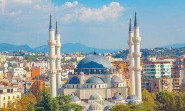 Tirana: Een Levendige Stad vol Islamitische Cultuur en Geschiedenis
